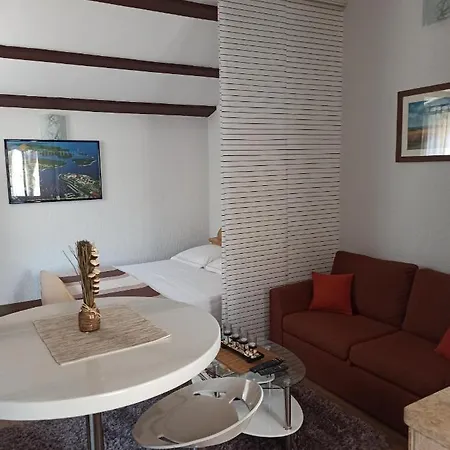 Adria Apartman *